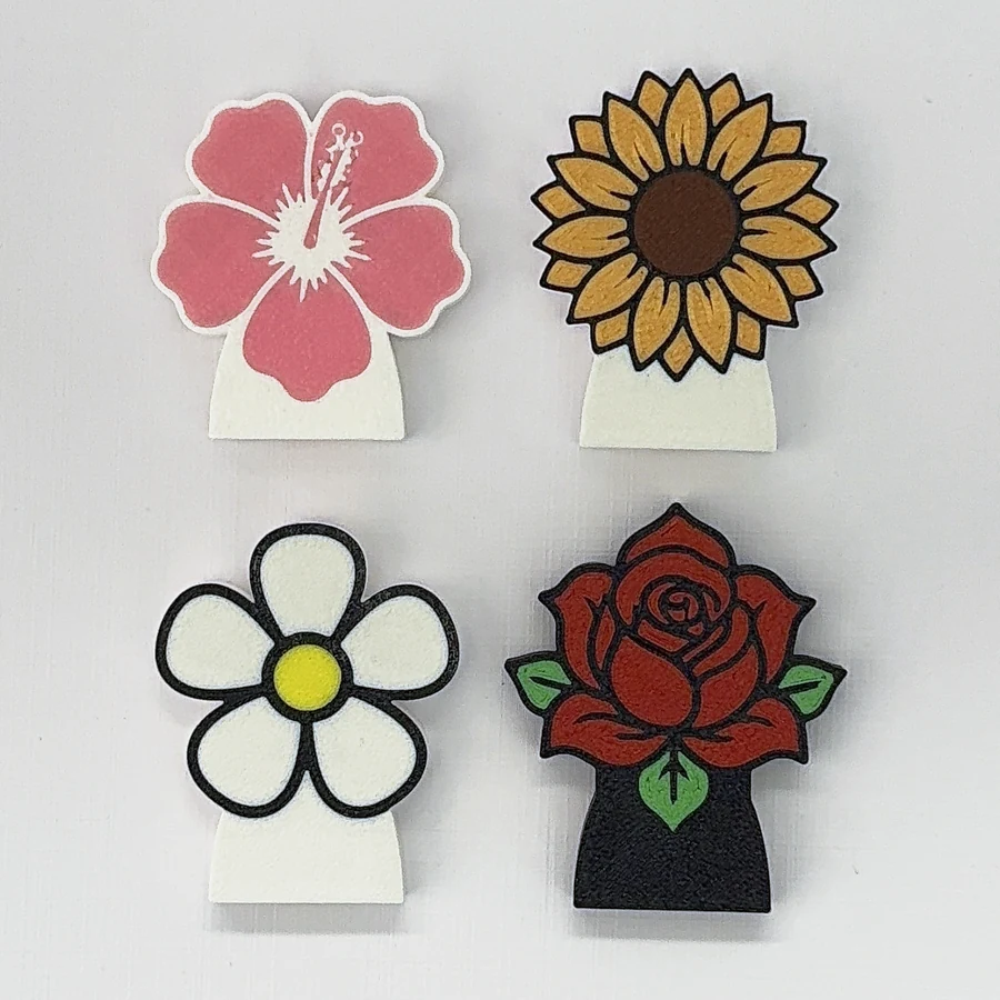 Les quatre BuddyCan de la collection Fleurs : hibiscus, tournesol, marguerite et rose