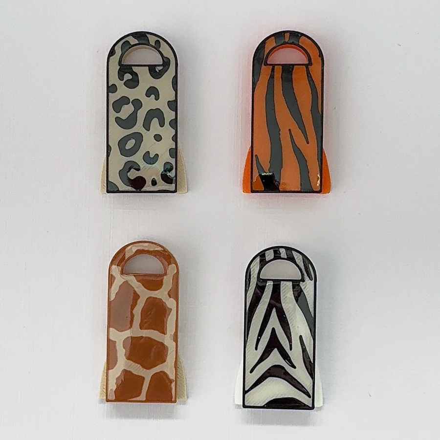 Les quatre BuddyCan de la collection Savane : léopard, tigre, girafe et zèbre